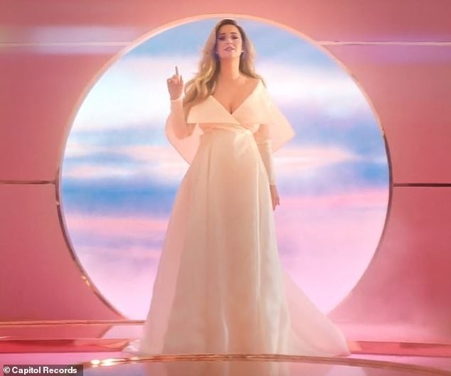 Siêu gợi cảm trong MV mới, Katy Perry mang bầu với 'cướp biển' Orlando Bloom - ảnh 7