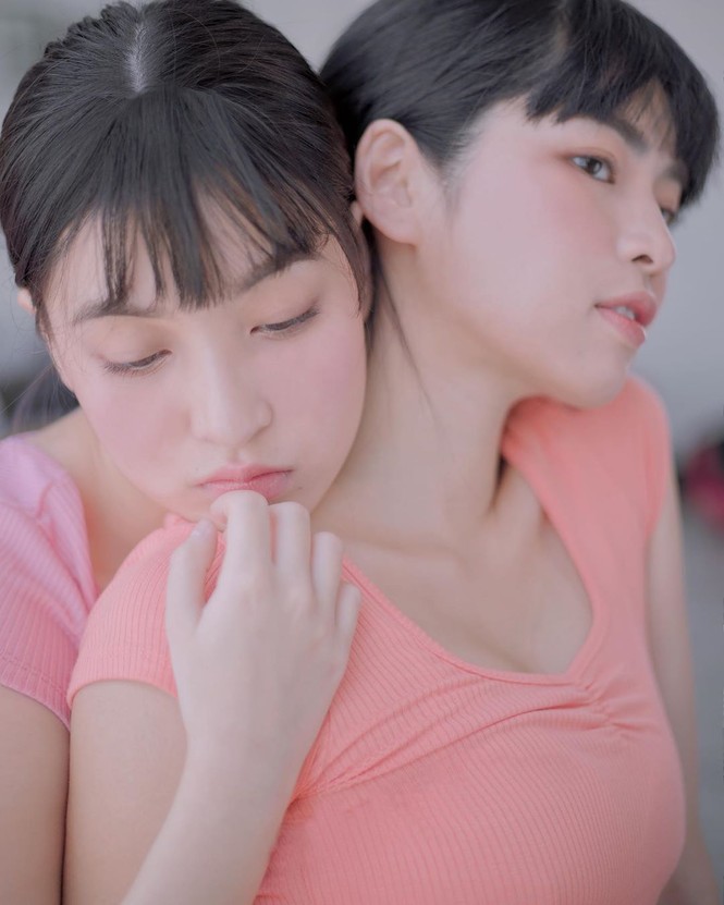 Hai 'hot girl Mắt biếc' đẹp nền nã trong loạt ảnh 'hồng hồng tuyết tuyết' - ảnh 1