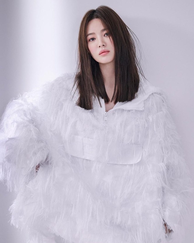 Song Hye Kyo sành điệu cực chất trên Bazaar Thái - ảnh 1
