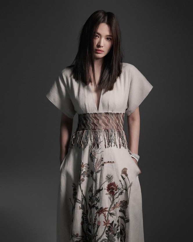 Song Hye Kyo sành điệu cực chất trên Bazaar Thái - ảnh 12