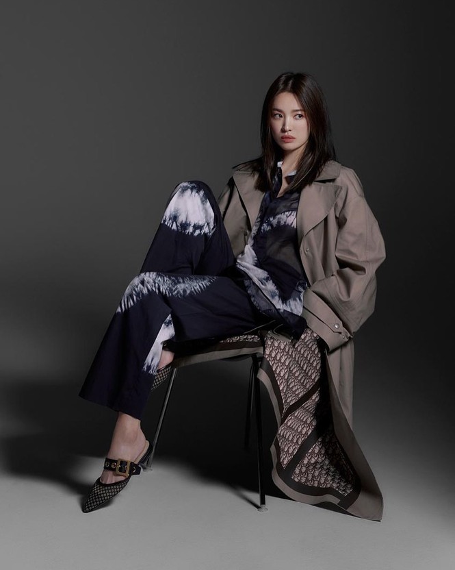 Song Hye Kyo sành điệu cực chất trên Bazaar Thái - ảnh 14