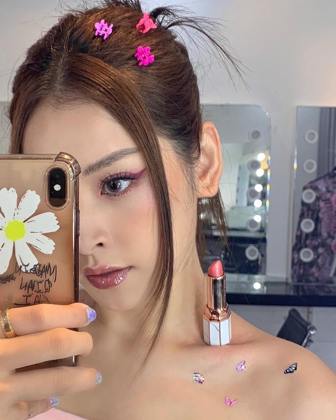 Chi Pu và hội bạn thân đua nhau chơi thử thách son môi khoe vai thon - ảnh 1