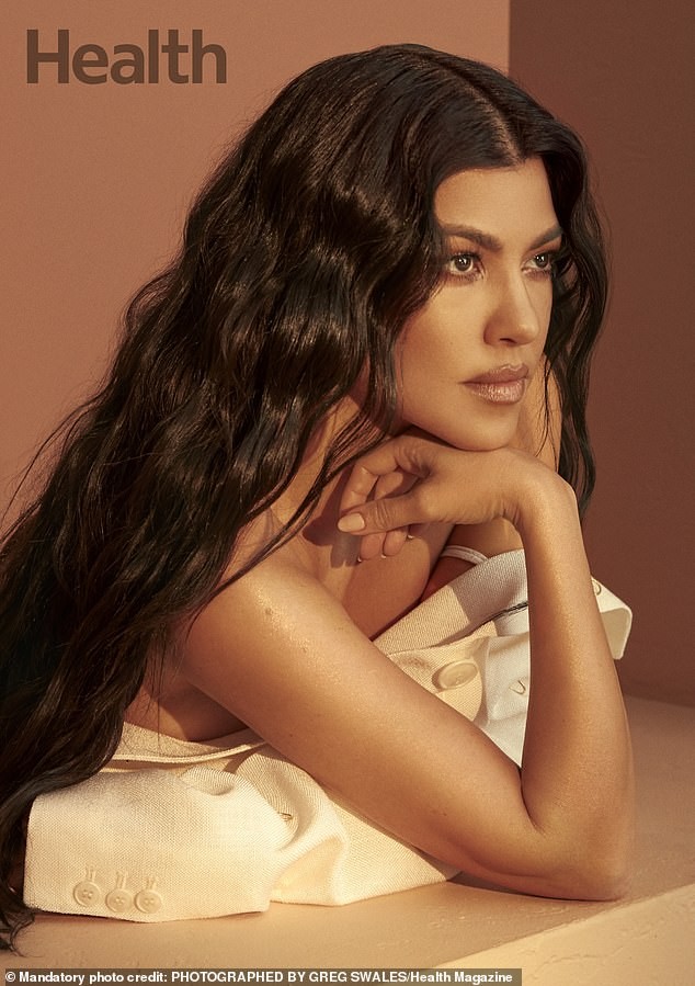 Kourtney Kardashian sở hữu sắc vóc trẻ trung đầy sức sống dù đã sinh 3 con. - ảnh 3