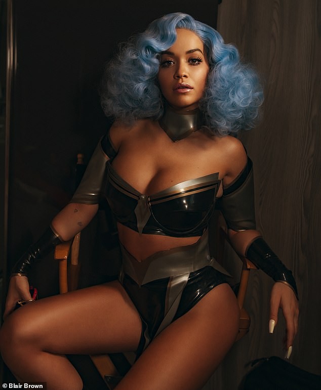Rita Ora mặc táo bạo tôn đường cong rực lửa - ảnh 2
