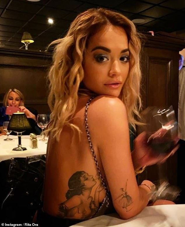 Rita Ora mặc táo bạo tôn đường cong rực lửa - ảnh 4