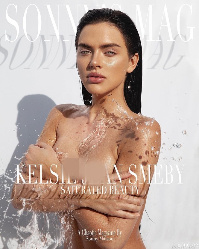 Kelsie Jean Smeby táo bạo cởi áo bán nude với thần thái mê hoặc đầy cuốn hút. - ảnh 1
