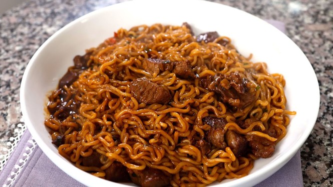 Giới trẻ Mỹ đua nhau mua mì trộn thịt bò 'Ký sinh trùng' trong mùa dịch - ảnh 4