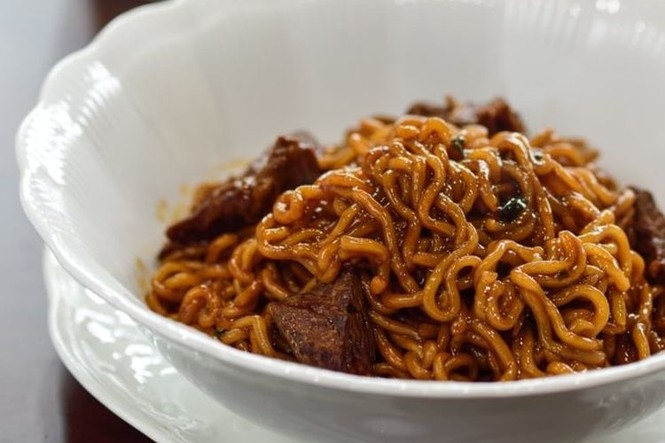 Giới trẻ Mỹ đua nhau mua mì trộn thịt bò 'Ký sinh trùng' trong mùa dịch - ảnh 3