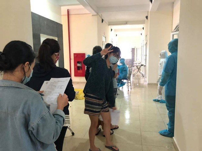 Thương lắm chú bộ đội dáng lom khom cúi gập để cảm ơn đồng bào! - ảnh 5