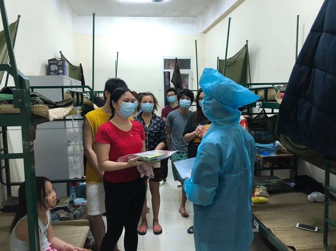 Thương lắm chú bộ đội dáng lom khom cúi gập để cảm ơn đồng bào! - ảnh 9
