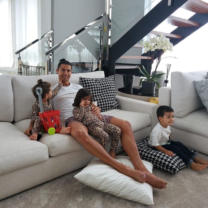 Ronaldo được bạn gái xinh đẹp cắt tóc tại nhà mùa dịch COVID-19 - ảnh 2