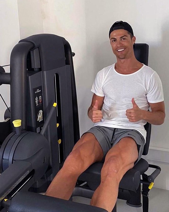 Ronaldo được bạn gái xinh đẹp cắt tóc tại nhà mùa dịch COVID-19 - ảnh 3