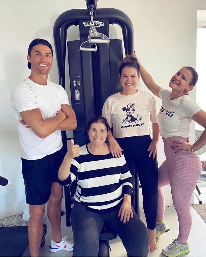 Ronaldo được bạn gái xinh đẹp cắt tóc tại nhà mùa dịch COVID-19 - ảnh 4