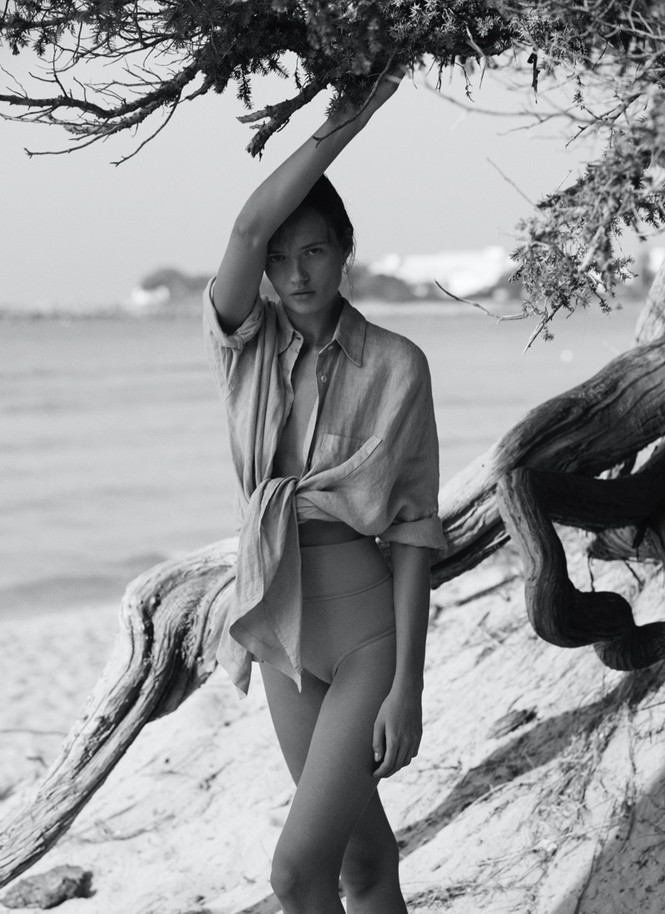 Alicja Tubilewicz stars in Max Mara Leisure Beachwear spring-summer 2020 lookbook - ảnh 12