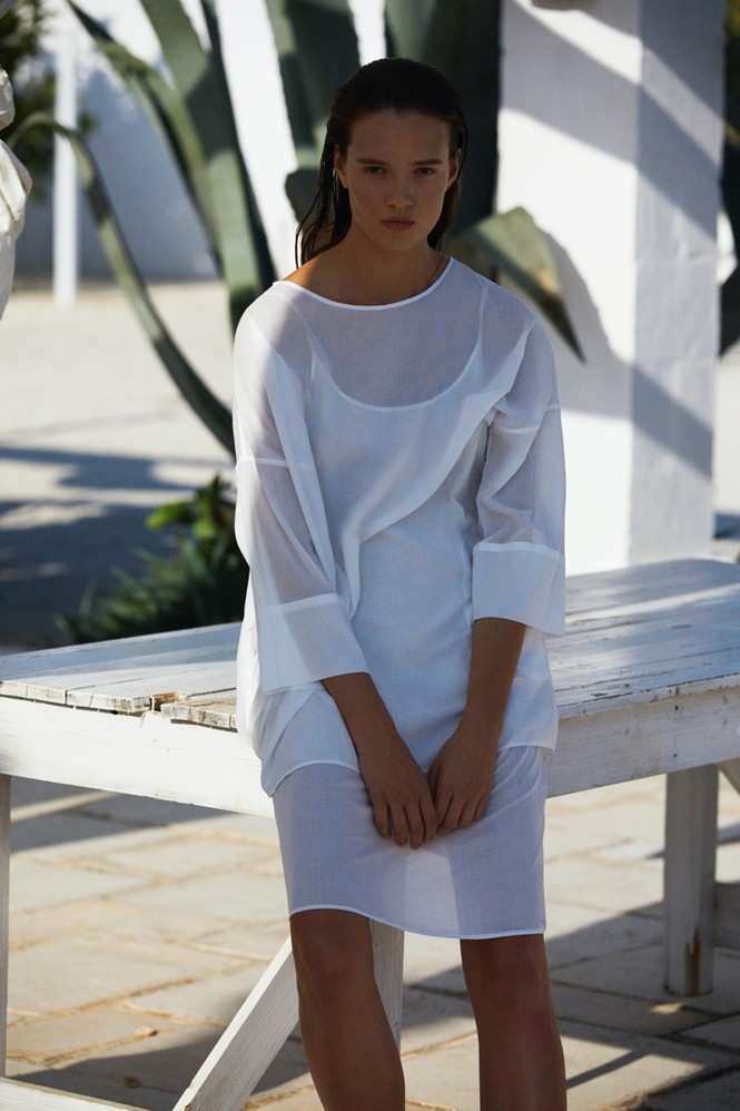 Alicja Tubilewicz stars in Max Mara Leisure Beachwear spring-summer 2020 lookbook - ảnh 13