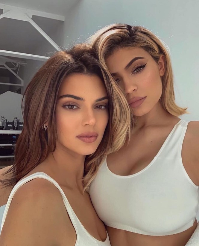 Mới ngoài đôi mươi, cô út nhà Kardashian đã có một cuộc sống vương giả mà nhiều cô gái ao ước. Kylie từ nhỏ đã là một