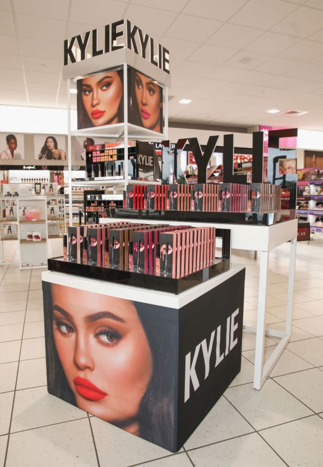 Mới ngoài đôi mươi, cô út nhà Kardashian đã có một cuộc sống vương giả mà nhiều cô gái ao ước. Kylie từ nhỏ đã là một