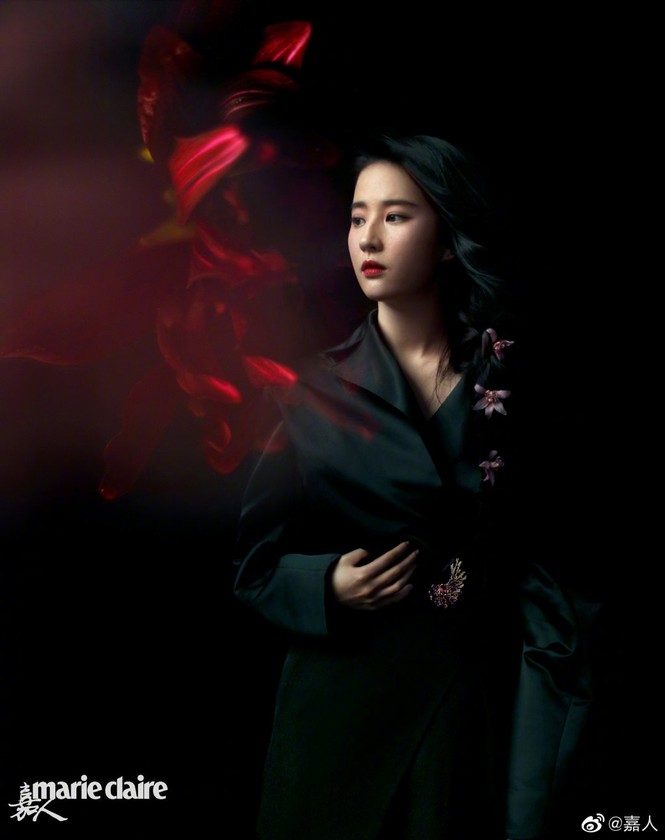Trong loạt ảnh mới trên tạp chí Marie Claire số tháng 5, vẻ đẹp kiêu sa của Lưu Diệc Phi khiến người xem không khỏi rung đông. - ảnh 6