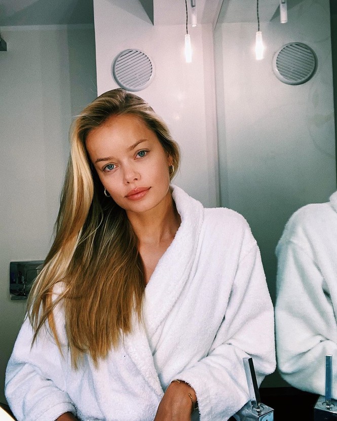 'Búp bê tóc vàng' Frida Aasen diện bikini tôn dáng vóc tạc tượng - ảnh 10