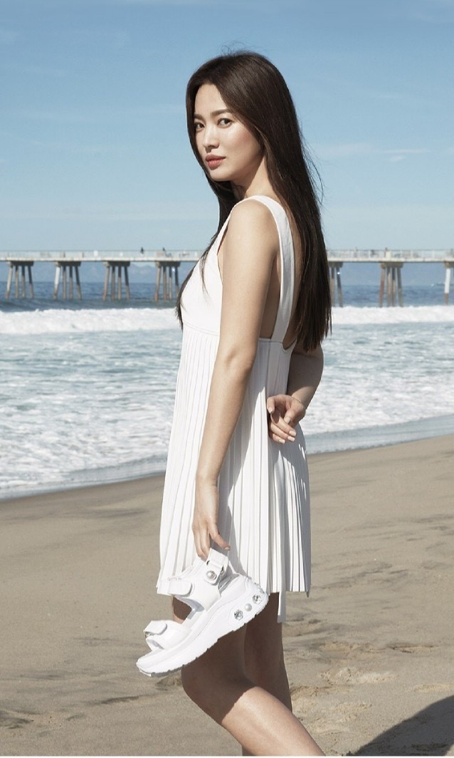 Mỹ nhân độc thân quyến rũ Song Hye Kyo khoe dáng thon với crop top - ảnh 8
