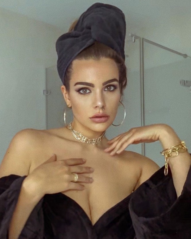 Nàng mẫu ngoại cỡ Nadine Mirada siêu gợi cảm trong bộ ảnh Facetime mùa dịch - ảnh 6