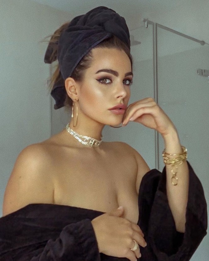 Nàng mẫu ngoại cỡ Nadine Mirada siêu gợi cảm trong bộ ảnh Facetime mùa dịch - ảnh 7