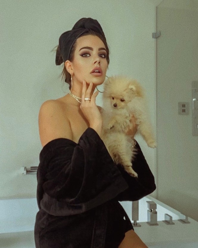 Nàng mẫu ngoại cỡ Nadine Mirada siêu gợi cảm trong bộ ảnh Facetime mùa dịch - ảnh 9