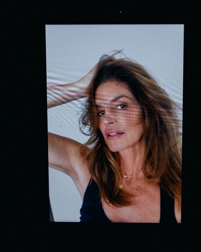 Siêu mẫu huyền thoại Cindy Crawford U60 quyến rũ đầy sức sống - ảnh 1