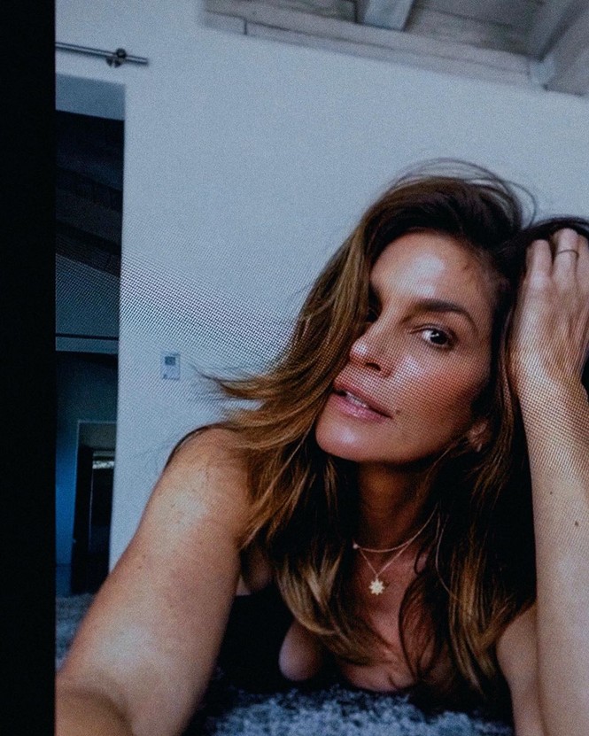 Siêu mẫu huyền thoại Cindy Crawford U60 quyến rũ đầy sức sống - ảnh 3