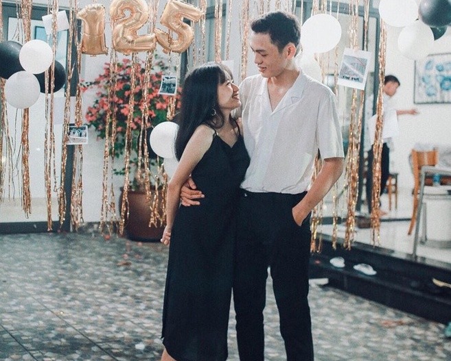 Nên duyên nhờ học chung một lớp, ngồi một cùng bàn, chuyện tình của Nguyễn Phi Hùng và Bùi Thuỵ Thu Vân, cùng sinh năm 2001, tại TP Dĩ An (Bình Dương) khiến nhiều người thích thú. Không chỉ có mối tình học trò đẹp, đôi bạn này còn thu hút sự chú ý bởi ngo - ảnh 2
