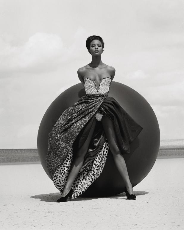 Siêu mẫu Naomi Campbell bán nude khoe đường cong 'huyền thoại' - ảnh 5
