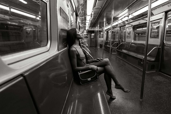 Siêu mẫu Naomi Campbell bán nude khoe đường cong 'huyền thoại' - ảnh 6