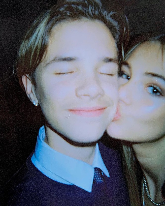 Hot boy 17 tuổi nhà Beckham yêu say đắm bạn gái kém 1 tuổi - ảnh 4