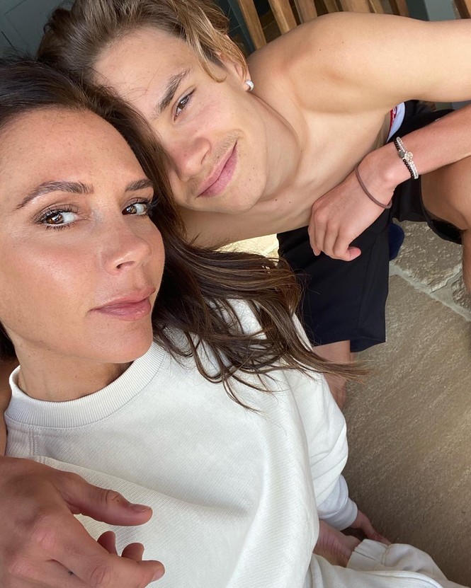 Hot boy 17 tuổi nhà Beckham yêu say đắm bạn gái kém 1 tuổi - ảnh 10