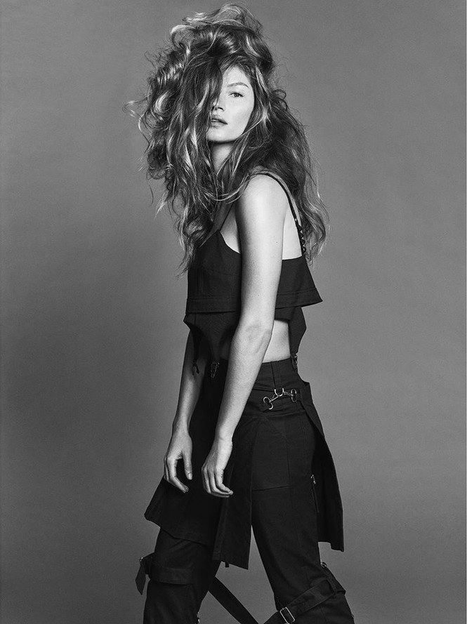 Siêu mẫu đắt giá Gisele Bundchen bán nude che ngực trần - ảnh 5