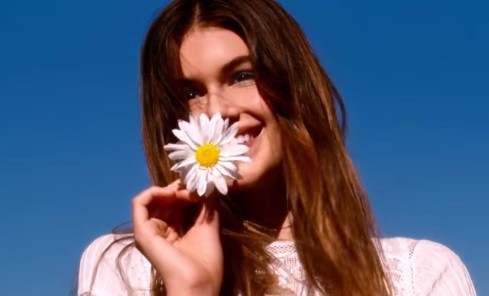 Con gái 18 tuổi của Cindy Crawford eo thon chân dài, xinh như nàng thơ - ảnh 11