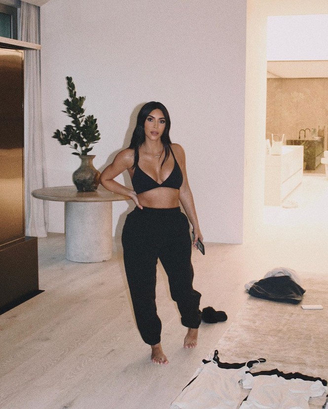 Áo tắm táo bạo tôn đường cong 'nảy lửa' của Kim Kardashian - ảnh 8