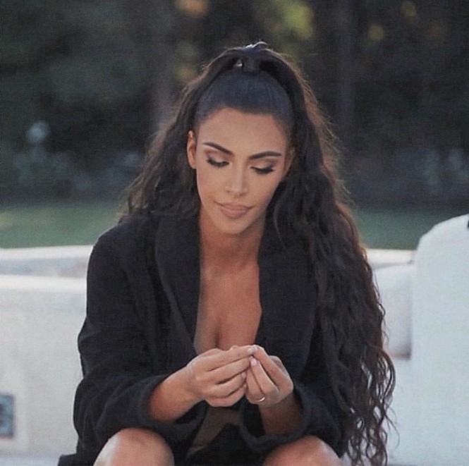 Áo tắm táo bạo tôn đường cong 'nảy lửa' của Kim Kardashian - ảnh 9