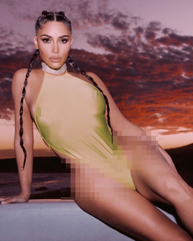Áo tắm táo bạo tôn đường cong 'nảy lửa' của Kim Kardashian - ảnh 2