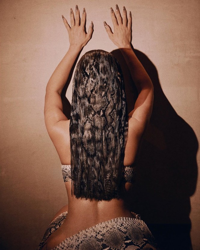 Áo tắm táo bạo tôn đường cong 'nảy lửa' của Kim Kardashian - ảnh 5