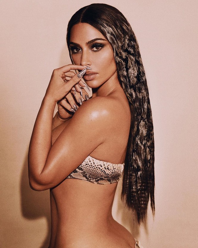 Áo tắm táo bạo tôn đường cong 'nảy lửa' của Kim Kardashian - ảnh 4