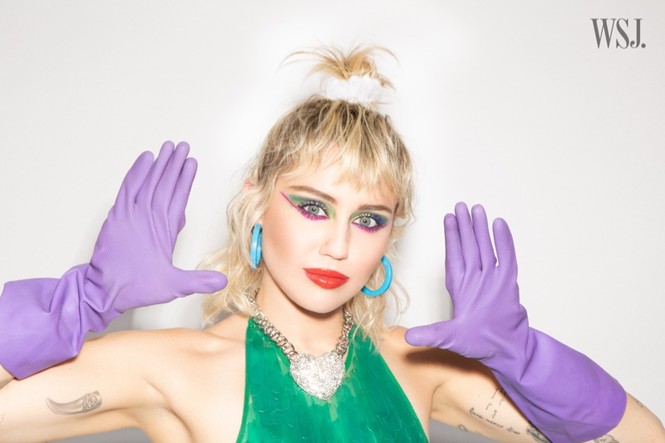 Miley Cyrus đeo găng tay, khẩu trang chống dịch chụp ảnh thời trang - ảnh 12