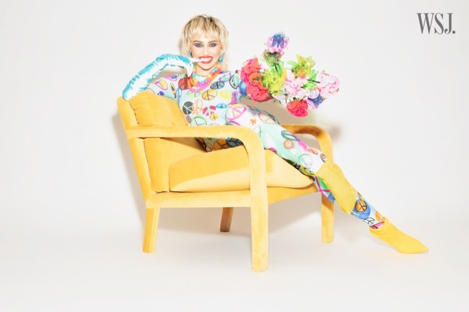Miley Cyrus đeo găng tay, khẩu trang chống dịch chụp ảnh thời trang - ảnh 4