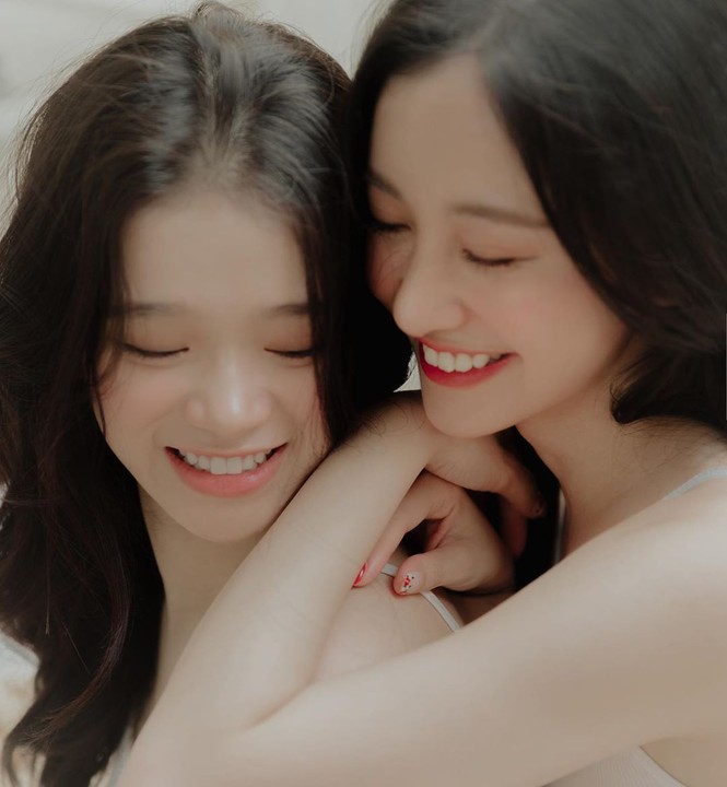 Linh Ka, Jun Vũ đẹp trong trẻo trong loạt ảnh 'chị chị em em' nền nã - ảnh 2