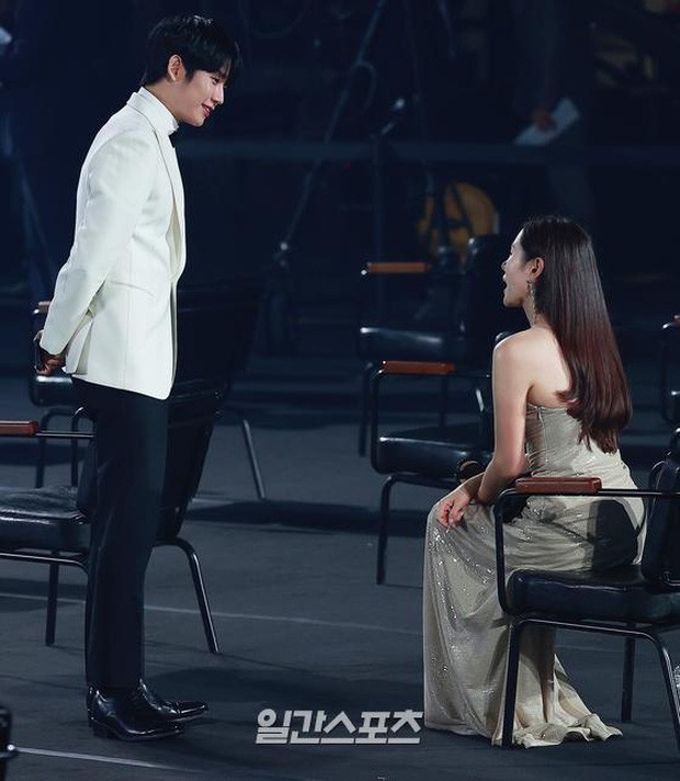 Mỹ nhân 'Hạ cánh nơi anh' Son Ye Jin siêu gợi cảm, nhưng Hyun Bin chỉ ngắm từ xa - ảnh 13