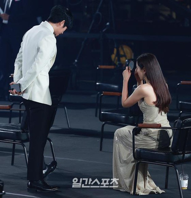 Mỹ nhân 'Hạ cánh nơi anh' Son Ye Jin siêu gợi cảm, nhưng Hyun Bin chỉ ngắm từ xa - ảnh 12