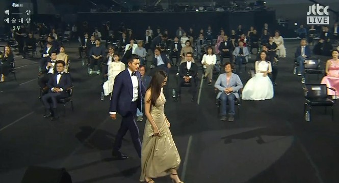 Mỹ nhân 'Hạ cánh nơi anh' Son Ye Jin siêu gợi cảm, nhưng Hyun Bin chỉ ngắm từ xa - ảnh 4