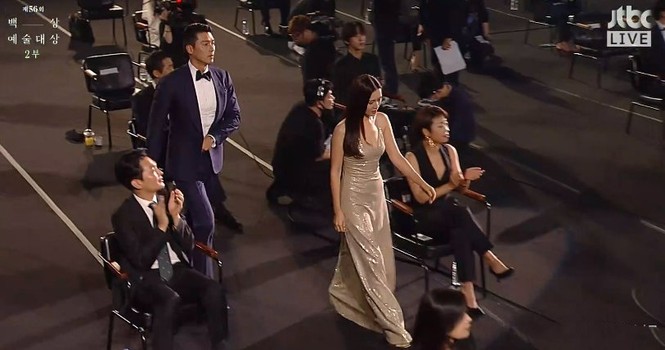 Mỹ nhân 'Hạ cánh nơi anh' Son Ye Jin siêu gợi cảm, nhưng Hyun Bin chỉ ngắm từ xa - ảnh 6