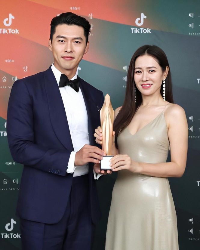 Mỹ nhân 'Hạ cánh nơi anh' Son Ye Jin siêu gợi cảm, nhưng Hyun Bin chỉ ngắm từ xa - ảnh 29
