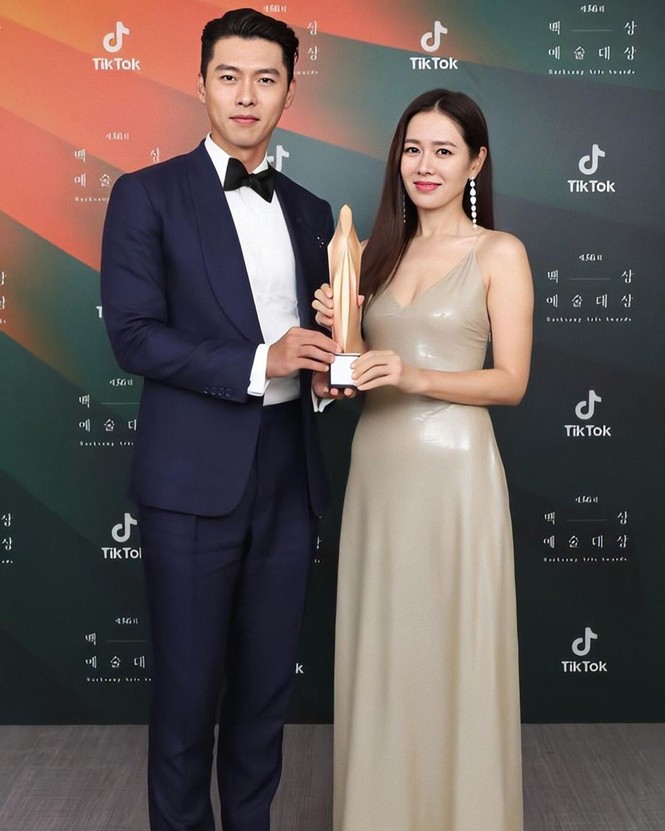 Mỹ nhân 'Hạ cánh nơi anh' Son Ye Jin siêu gợi cảm, nhưng Hyun Bin chỉ ngắm từ xa - ảnh 30